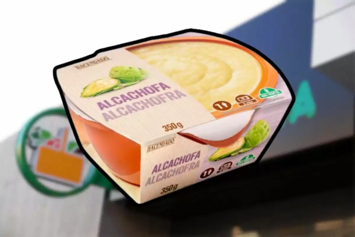 Envase de crema de alcachofa de la marca Hacendado con un fondo borroso de un supermercado. Envase de crema de alcachofa de la marca Hacendado con un fondo borroso de un supermercado.