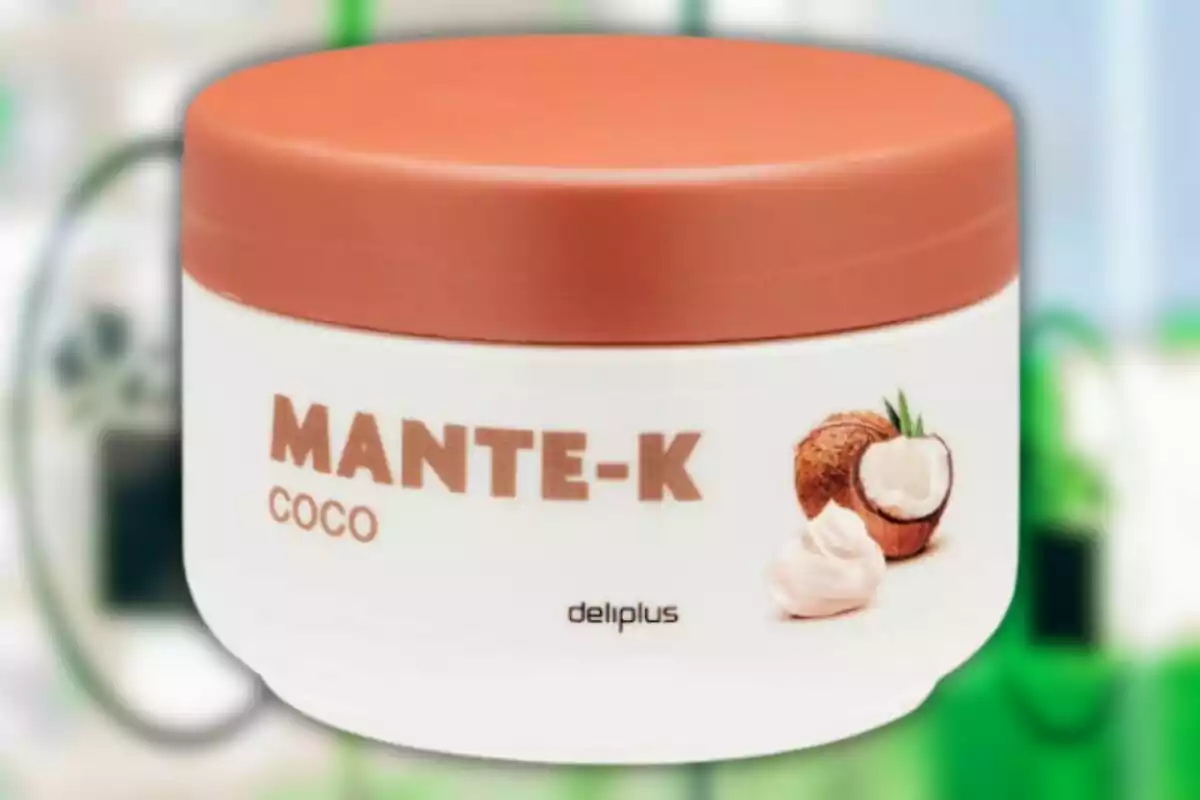 Envàs de crema corporal de coco amb tapa marró i disseny de coco al davant. Envàs de crema corporal de coco amb tapa marró i disseny de coco al davant.