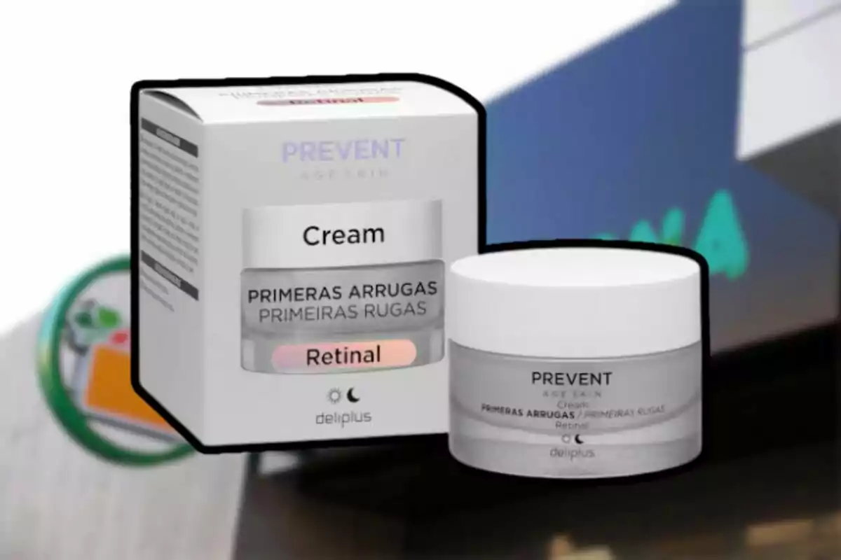 Envàs i caixa d'una crema antiarrugues de la marca Deliplus amb retinal, amb un fons desenfocat. Envàs i caixa d'una crema antiarrugues de la marca Deliplus amb retinal, amb un fons desenfocat.
