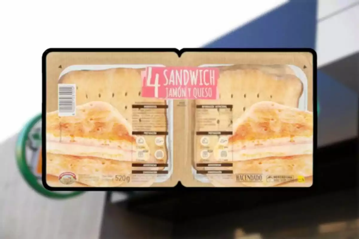 Paquet de quatre entrepans de pernil i formatge de la marca Hacendado, amb un pes total de 520 grams, mostrant informació nutricional i de preparació en l'embalatge. Paquet de quatre entrepans de pernil i formatge de la marca Hacendado, amb un pes total de 520 grams, mostrant informació nutricional i de preparació en l'embalatge.