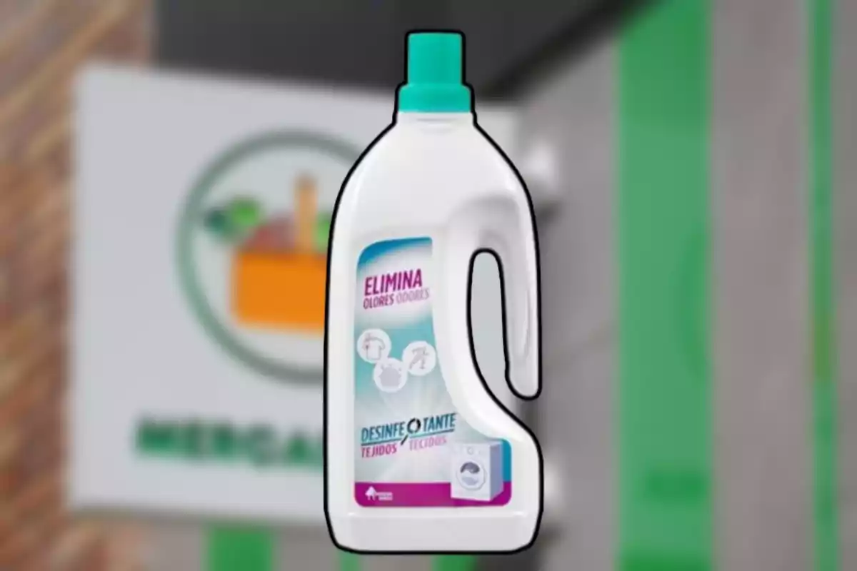 Ampolla de desinfectant de teixits amb etiqueta que indica eliminació d'olors, amb un fons desenfocat d'un rètol de supermercat. Ampolla de desinfectant de teixits amb etiqueta que indica eliminació d'olors, amb un fons desenfocat d'un rètol de supermercat.