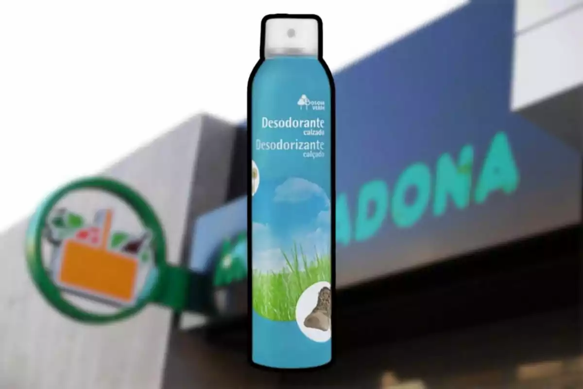 Envàs de desodorant per a calçat davant d'un cartell de supermercat. Envàs de desodorant per a calçat davant d'un cartell de supermercat.
