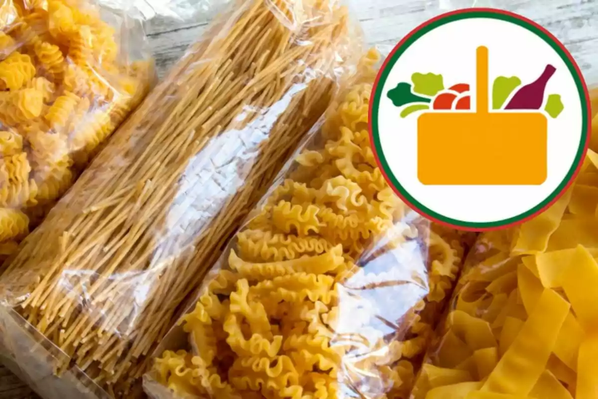 Diferents tipus de pasta seca en bosses de plàstic al costat d’una icona de cistell de supermercat amb aliments Diferents tipus de pasta seca en bosses de plàstic al costat d’una icona de cistell de supermercat amb aliments