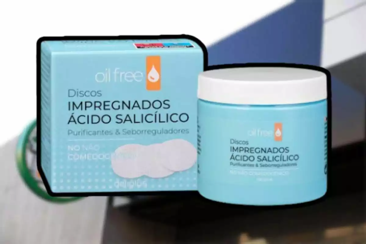 Envàs de discos impregnats amb àcid salicílic de la marca Oil Free, amb propietats purificants i seborreguladores. Envàs de discos impregnats amb àcid salicílic de la marca Oil Free, amb propietats purificants i seborreguladores.