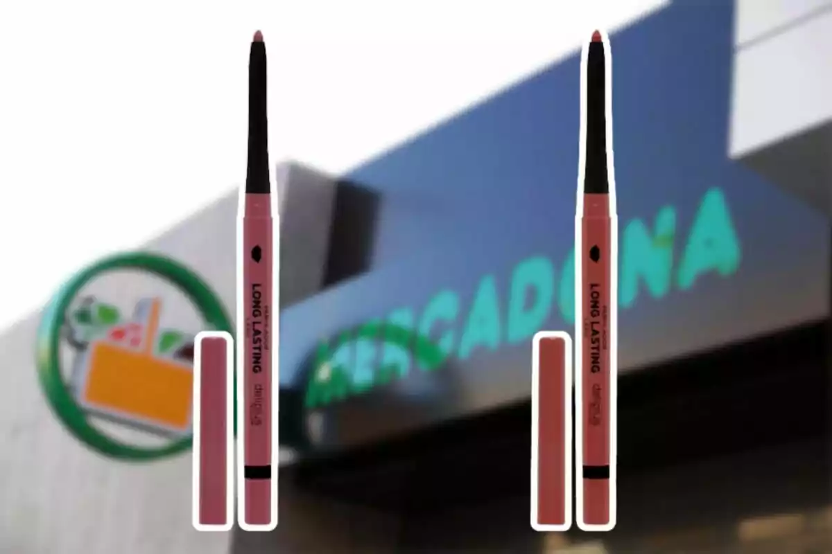 Dos pintallavis de llarga durada davant d'un cartell de supermercat. Dos pintallavis de llarga durada davant d'un cartell de supermercat.