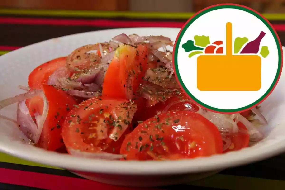 Un plat d'amanida de tomàquet i ceba amb herbes, acompanyat d'una icona de cistell de la compra amb aliments. Un plat d'amanida de tomàquet i ceba amb herbes, acompanyat d'una icona de cistell de la compra amb aliments.