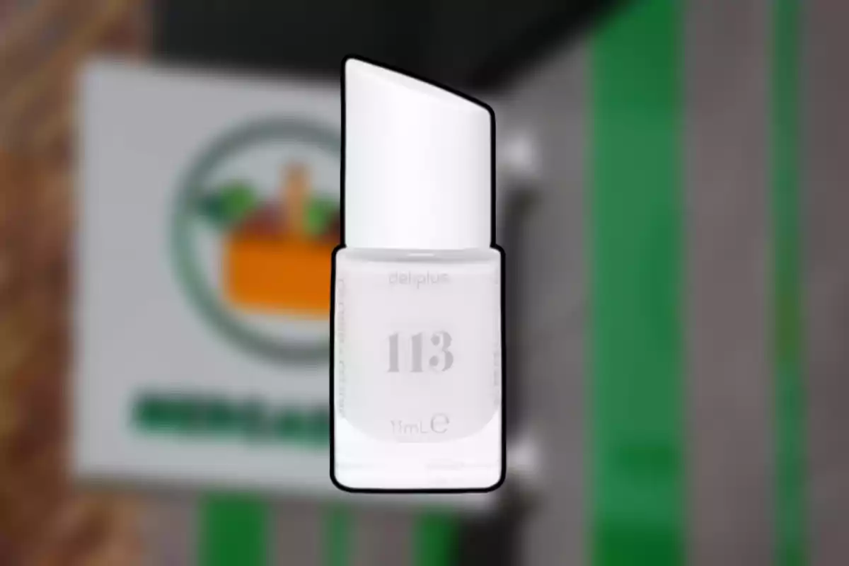 Esmalt d’ungles blanc número 113 de la marca Deliplus amb fons desenfocat d’una botiga Esmalt d’ungles blanc número 113 de la marca Deliplus amb fons desenfocat d’una botiga
