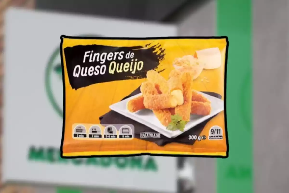 Paquet de fingers de formatge arrebossats de la marca Hacendado amb un fons groc i negre mostrant una porció servida en un plat blanc. Paquet de fingers de formatge arrebossats de la marca Hacendado amb un fons groc i negre mostrant una porció servida en un plat blanc.