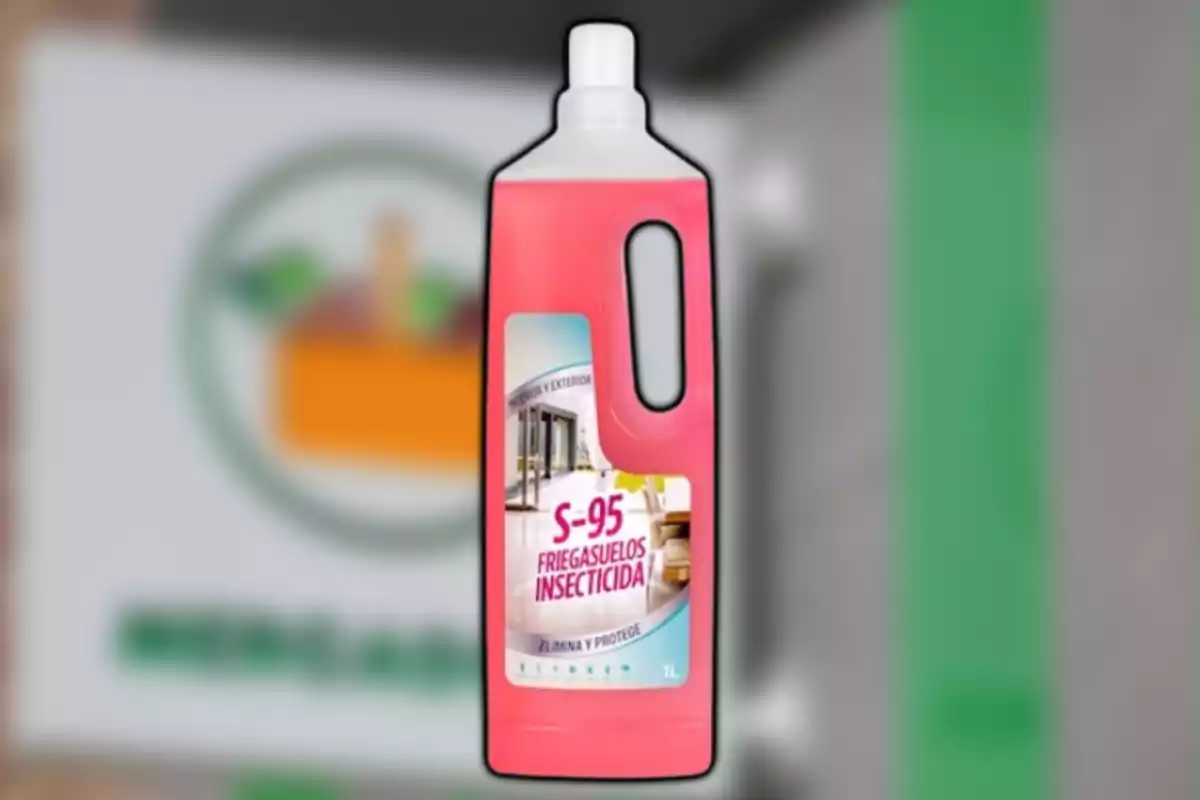 Ampolla d'aigüeres insecticida S-95 d'1 litre amb etiqueta que indica Ampolla d'aigüeres insecticida S-95 d'1 litre amb etiqueta que indica