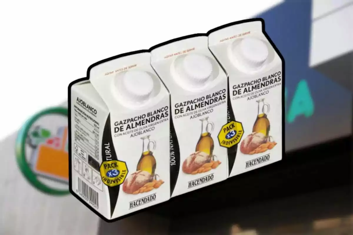 Tres envasos de Gaspatxo Blanc d'Ametlles de la marca Hacendado amb oli d'oliva verge extra en un pack indivisible. Tres envasos de Gaspatxo Blanc d'Ametlles de la marca Hacendado amb oli d'oliva verge extra en un pack indivisible.