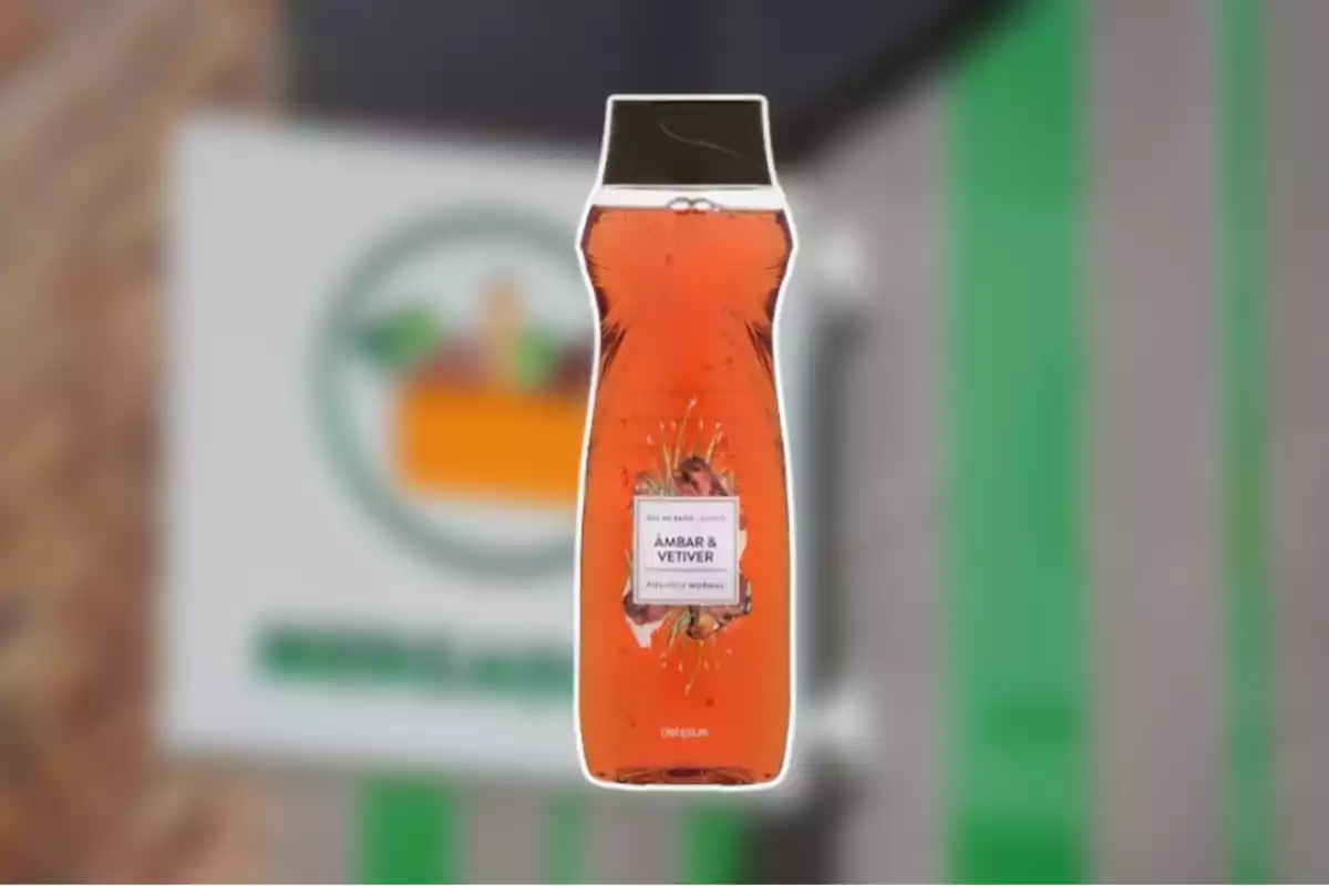 La imatge mostra un gel de bany de la marca Deliplus amb fragància d'ambre i vetiver, amb un fons desenfocat que sembla l'exterior d'una botiga. La imatge mostra un gel de bany de la marca Deliplus amb fragància d'ambre i vetiver, amb un fons desenfocat que sembla l'exterior d'una botiga.