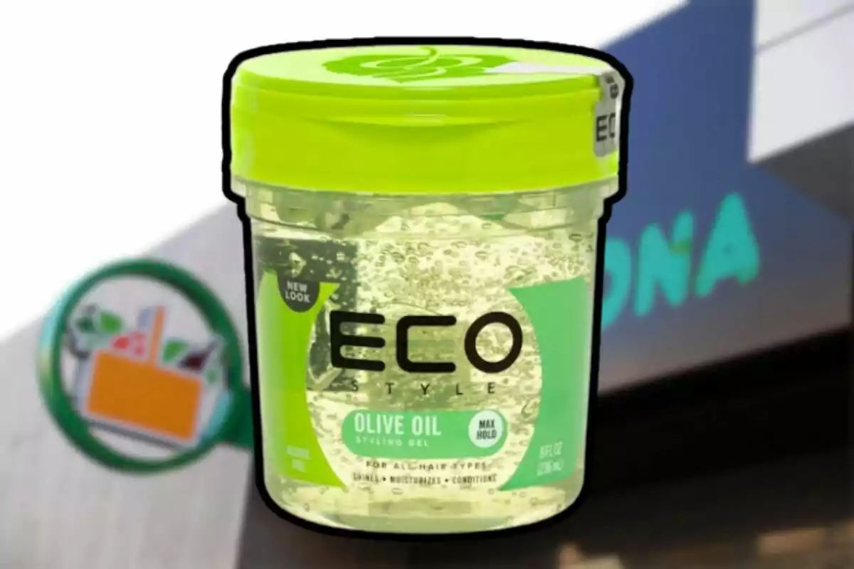 Envàs de gel per pentinar Eco Style d’oli d’oliva amb tapa verda davant d’una botiga Envàs de gel per pentinar Eco Style d’oli d’oliva amb tapa verda davant d’una botiga