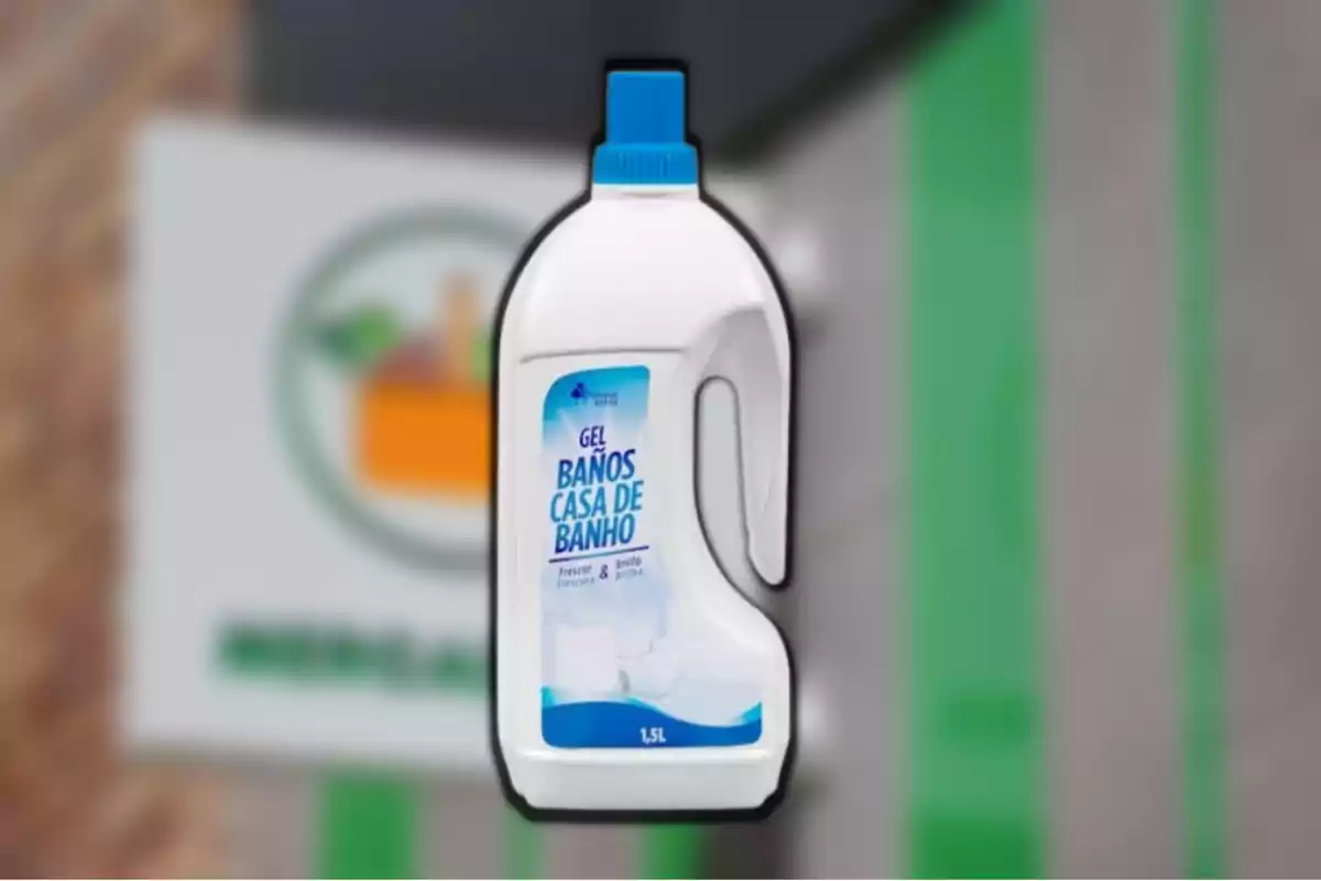 Ampolla de gel netejador per a banys de 1.5 litres amb tapa blava. Ampolla de gel netejador per a banys de 1.5 litres amb tapa blava.