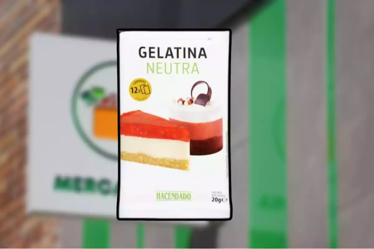 Paquet de gelatina neutra de la marca Hacendado amb imatges de postres al davant. Paquet de gelatina neutra de la marca Hacendado amb imatges de postres al davant.