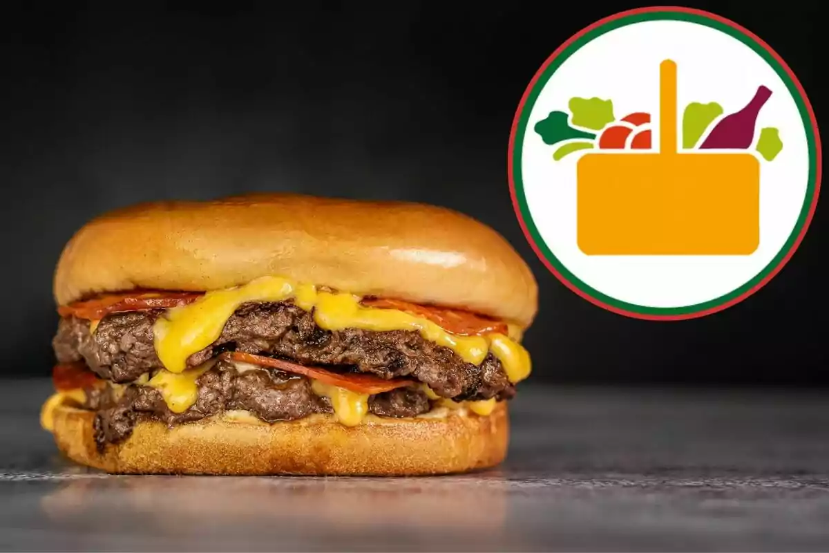 Una hamburguesa amb formatge fos i un logotip d'aliments al costat. Una hamburguesa amb formatge fos i un logotip d'aliments al costat.