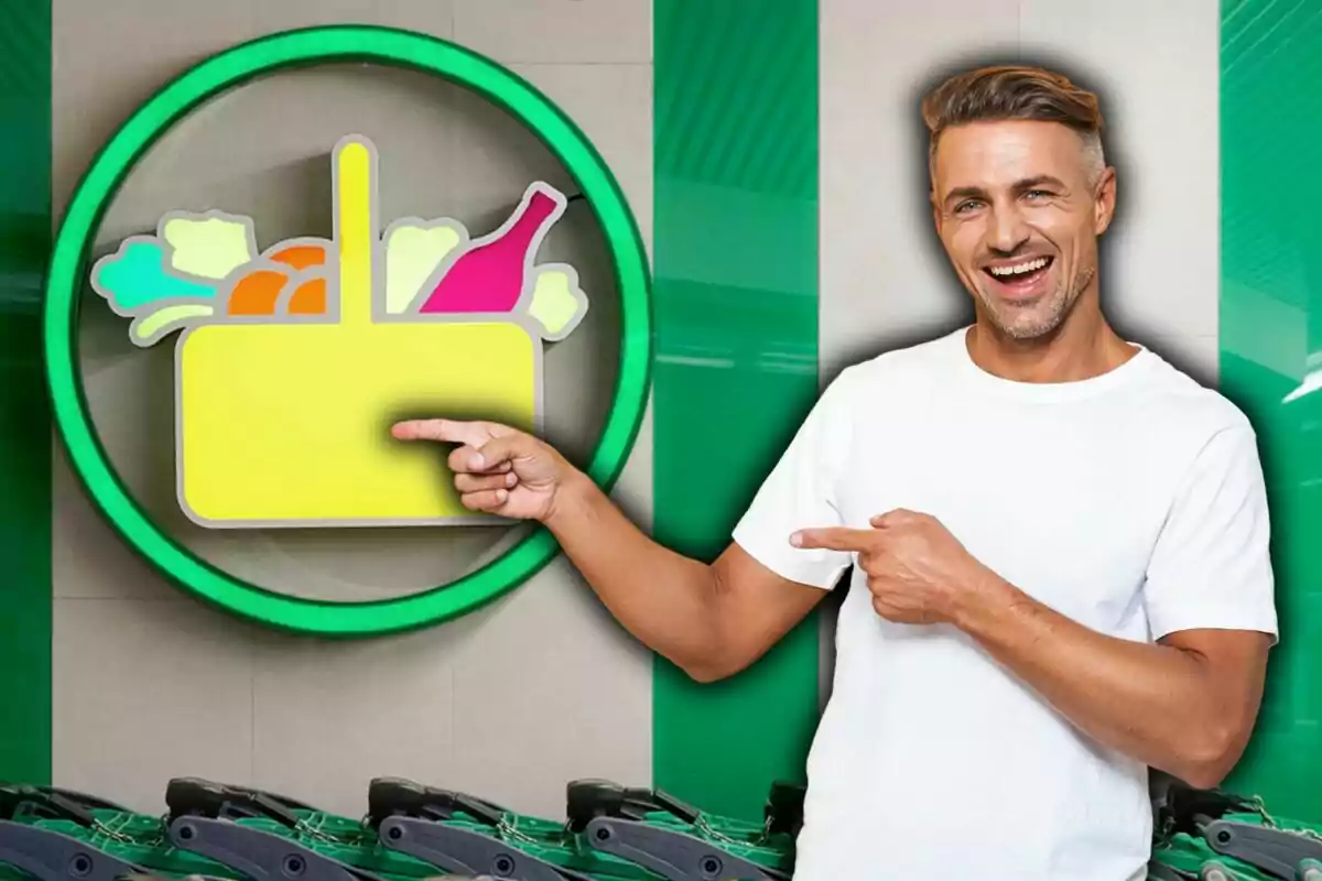 Home somrient amb samarreta blanca assenyalant un rètol de supermercat amb un carro de la compra i productes dibuixats