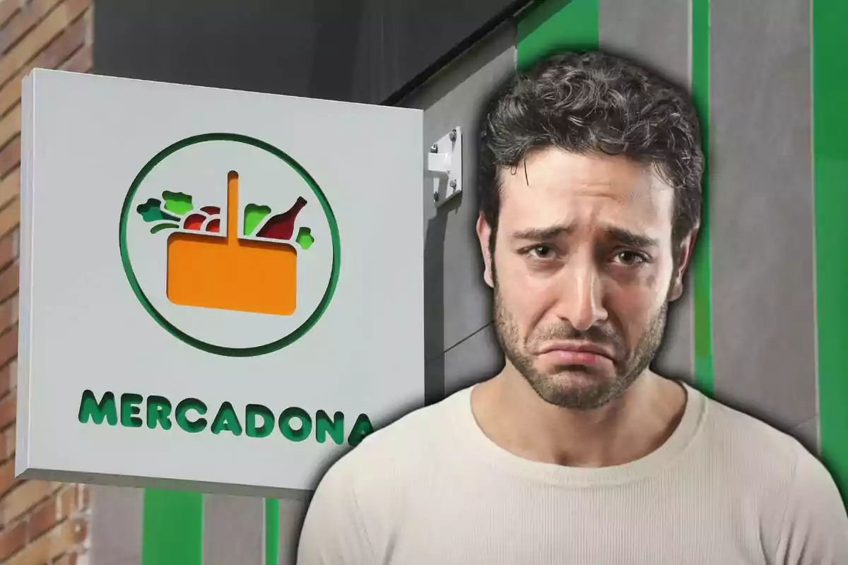 Un home amb expressió trista davant d'un cartell de Mercadona.