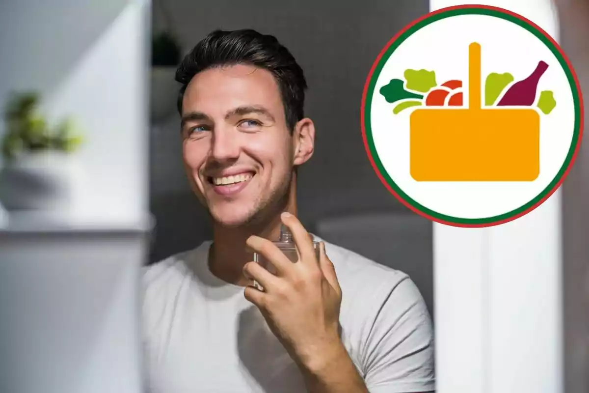 Hombre sonriendo mientras sostiene un frasco, con un logotipo de cesta de alimentos al lado. Hombre sonriendo mientras sostiene un frasco, con un logotipo de cesta de alimentos al lado.