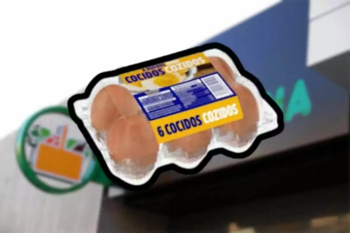 Paquete de seis huevos cocidos frente a un supermercado. Paquete de seis huevos cocidos frente a un supermercado.