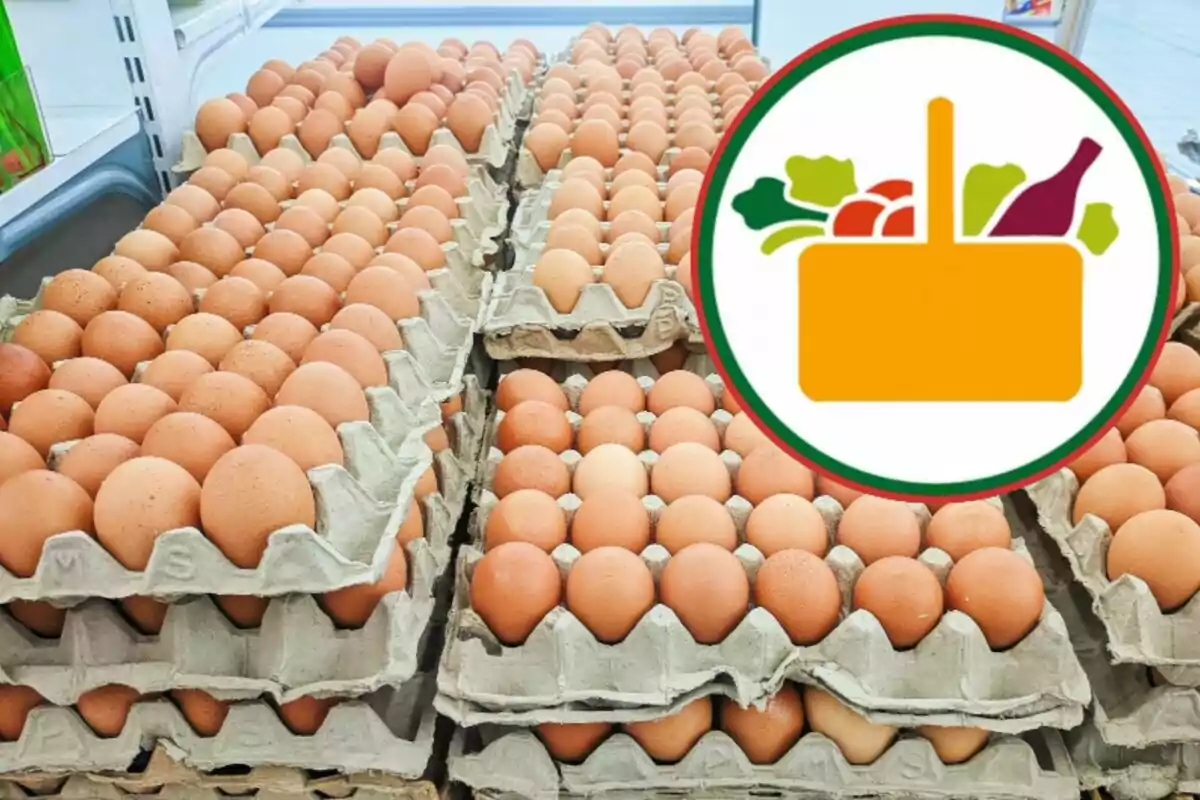 Huevos en cartones apilados en un supermercado con un logotipo de alimentos en la esquina superior derecha.