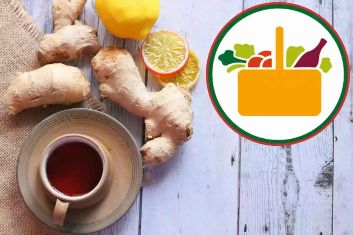 Una tassa de te sobre un plat al costat de trossos de gingebre i rodanxes de llimona sobre una taula de fusta amb un logotip d'aliments a la cantonada. Una tassa de te sobre un plat al costat de trossos de gingebre i rodanxes de llimona sobre una taula de fusta amb un logotip d'aliments a la cantonada.
