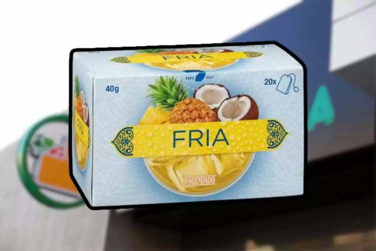 Caixa d'infusions de pinya i coco de la marca Hacendado amb disseny tropical i fons blau. Caixa d'infusions de pinya i coco de la marca Hacendado amb disseny tropical i fons blau.