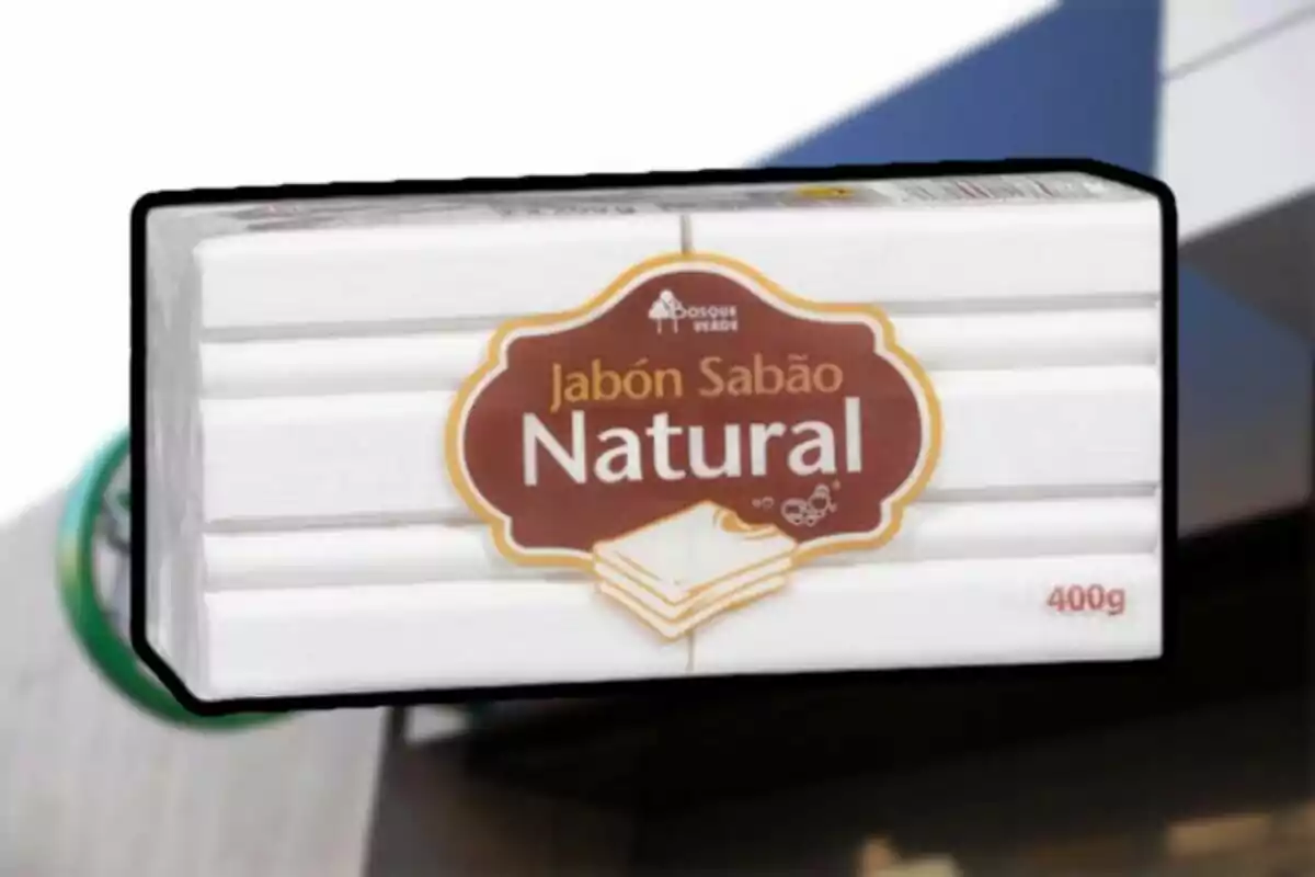 Paquet de sabó natural de 400 grams amb disseny d'etiqueta marró i blanca. Paquet de sabó natural de 400 grams amb disseny d'etiqueta marró i blanca.