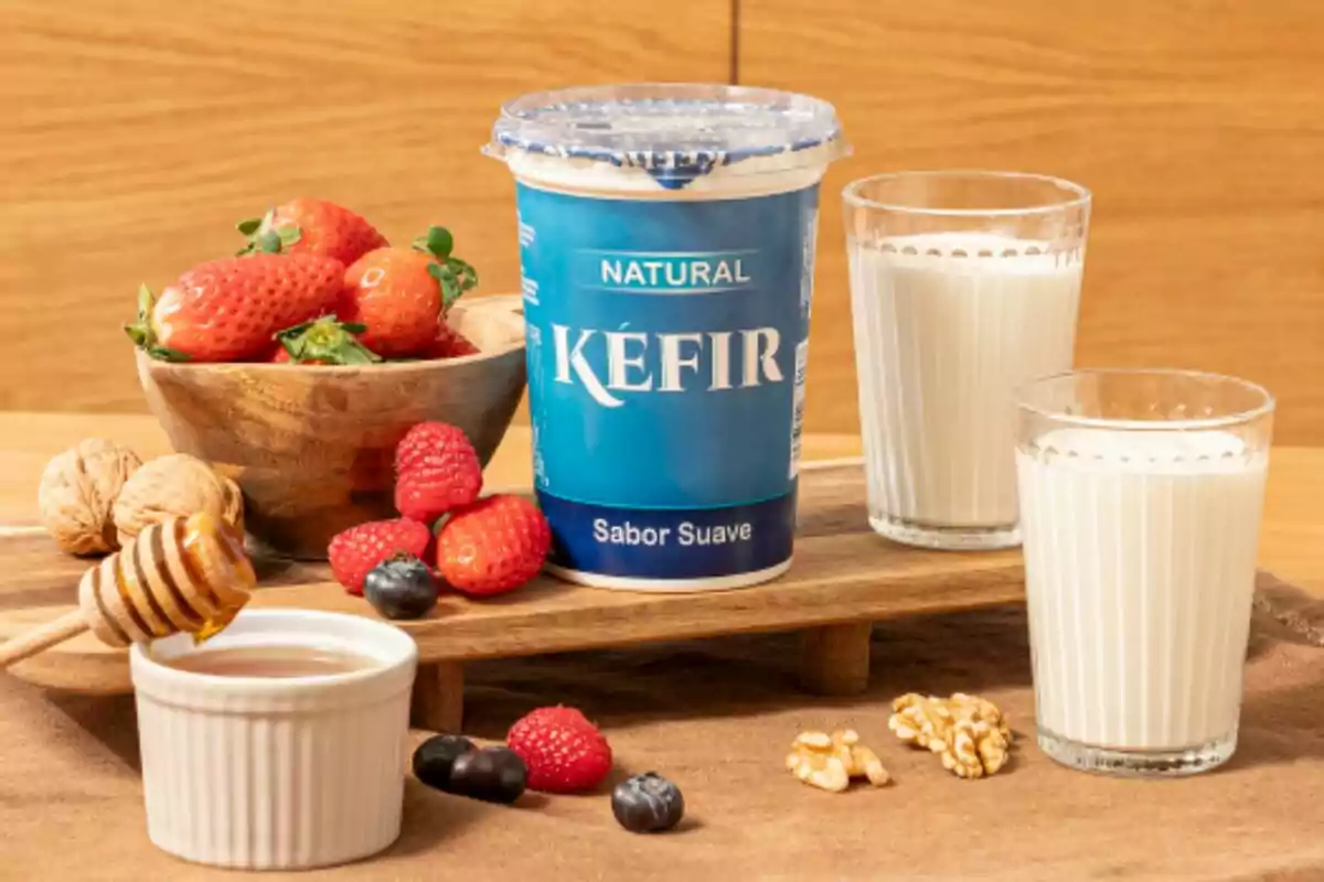 Envàs de quefir natural sabor suau acompanyat de maduixes, gerds, nabius, nous, mel i dos gots de quefir. Envàs de quefir natural sabor suau acompanyat de maduixes, gerds, nabius, nous, mel i dos gots de quefir.