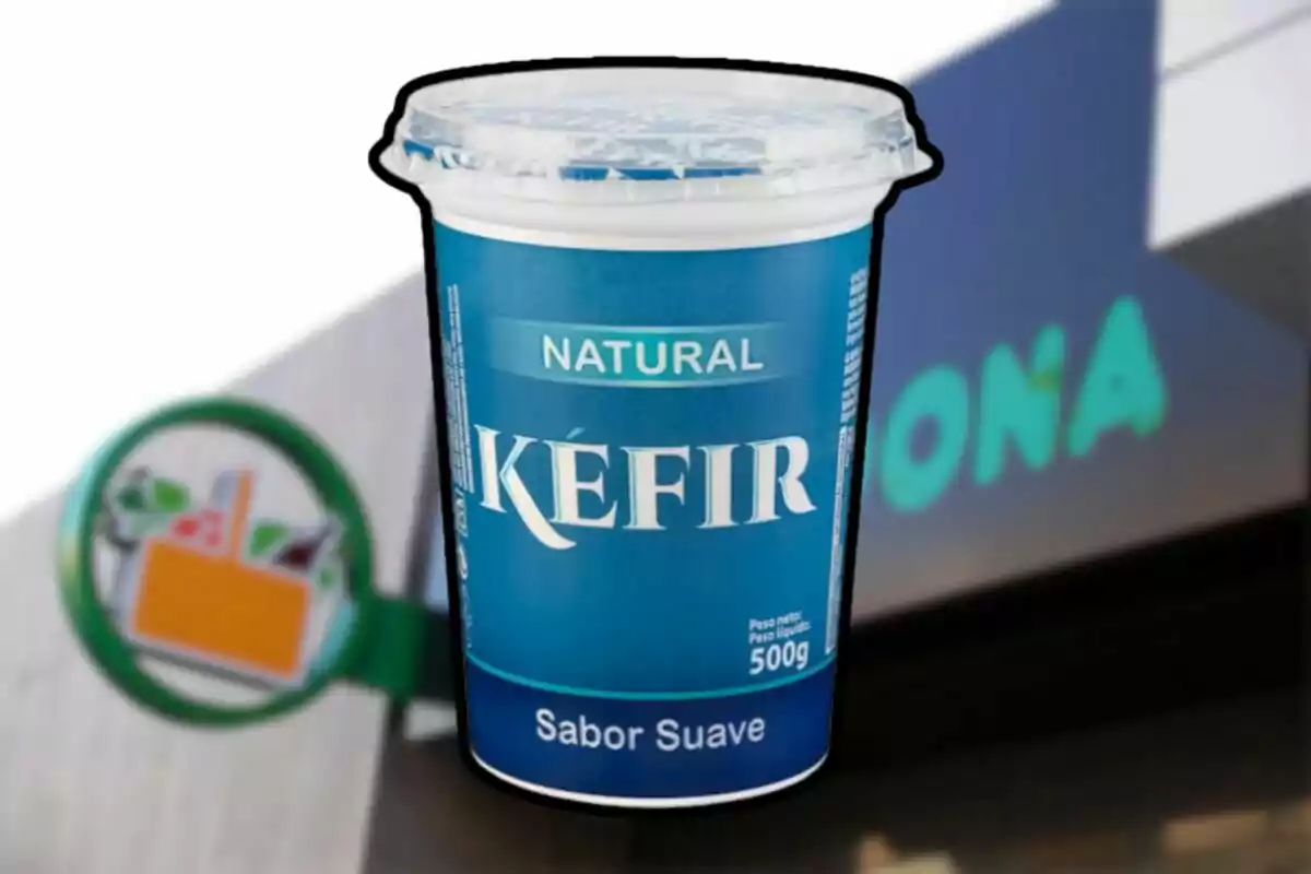 Envàs de quefir natural sabor suau de 500g davant d'un supermercat. Envàs de quefir natural sabor suau de 500g davant d'un supermercat.