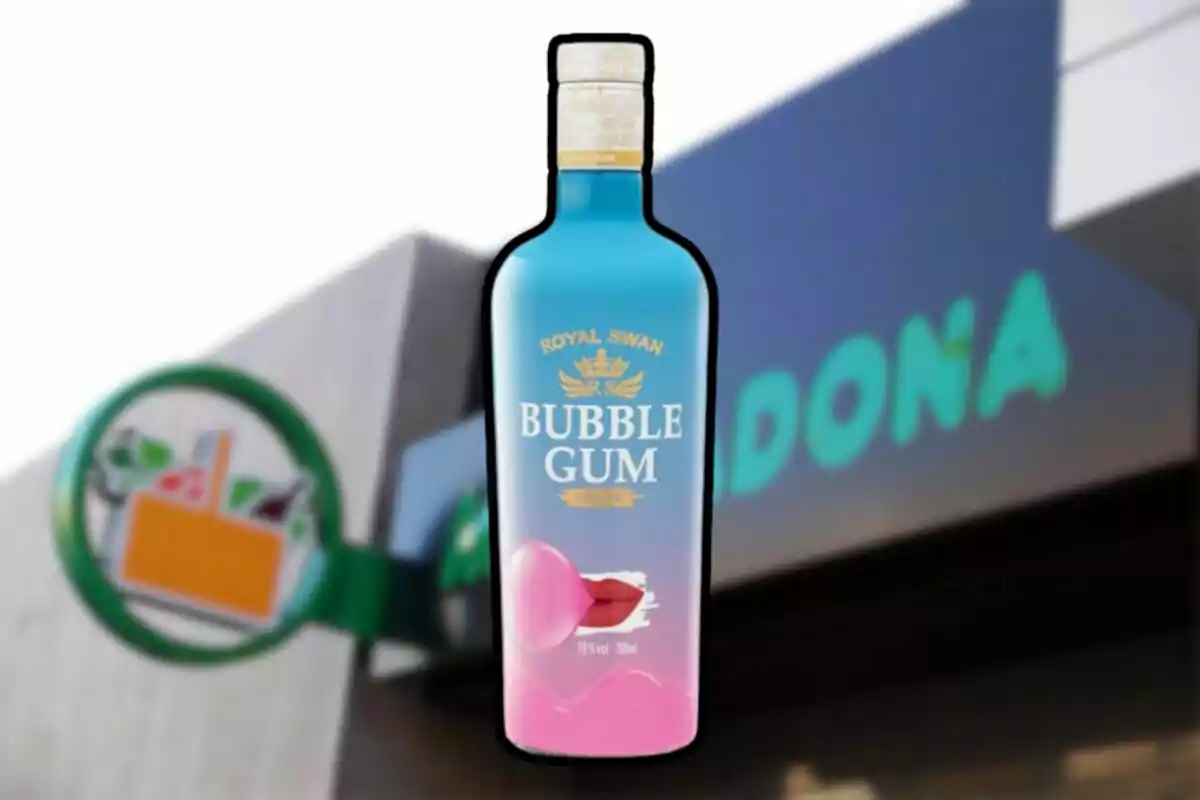 Ampolla de licor amb gust de xiclet davant d’una botiga Mercadona desenfocada Ampolla de licor amb gust de xiclet davant d’una botiga Mercadona desenfocada