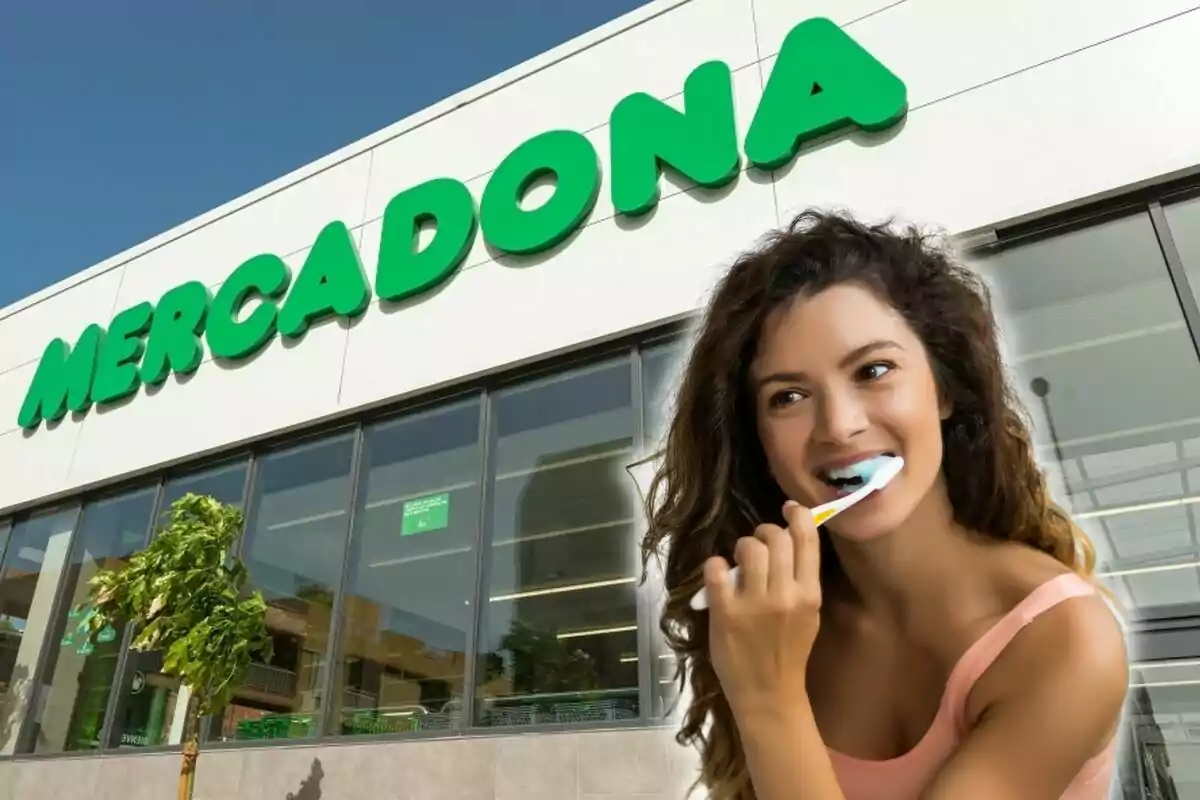 Una dona raspallant-se les dents davant una botiga de Mercadona. Una dona raspallant-se les dents davant una botiga de Mercadona.
