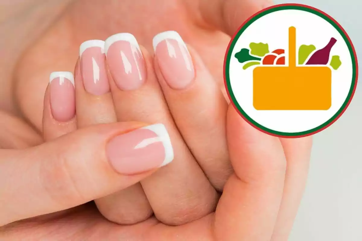 Mans amb ungles arreglades amb manicura francesa al costat d'una icona de cistella de la compra amb aliments. Mans amb ungles arreglades amb manicura francesa al costat d'una icona de cistella de la compra amb aliments.