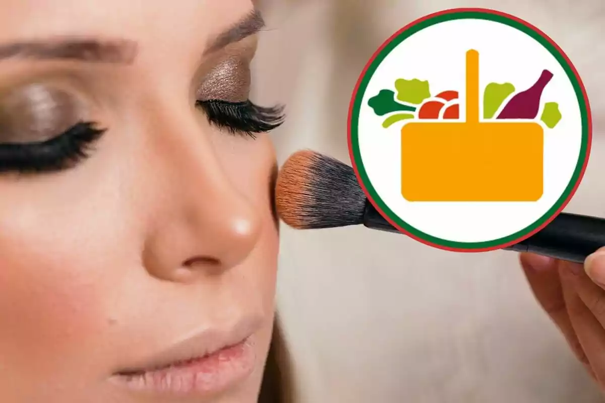 Una persona amb els ulls tancats està sent maquillada amb una brotxa, ia la imatge també hi apareix una icona d'una cistella de compres amb aliments. Una persona amb els ulls tancats està sent maquillada amb una brotxa, ia la imatge també hi apareix una icona d'una cistella de compres amb aliments.