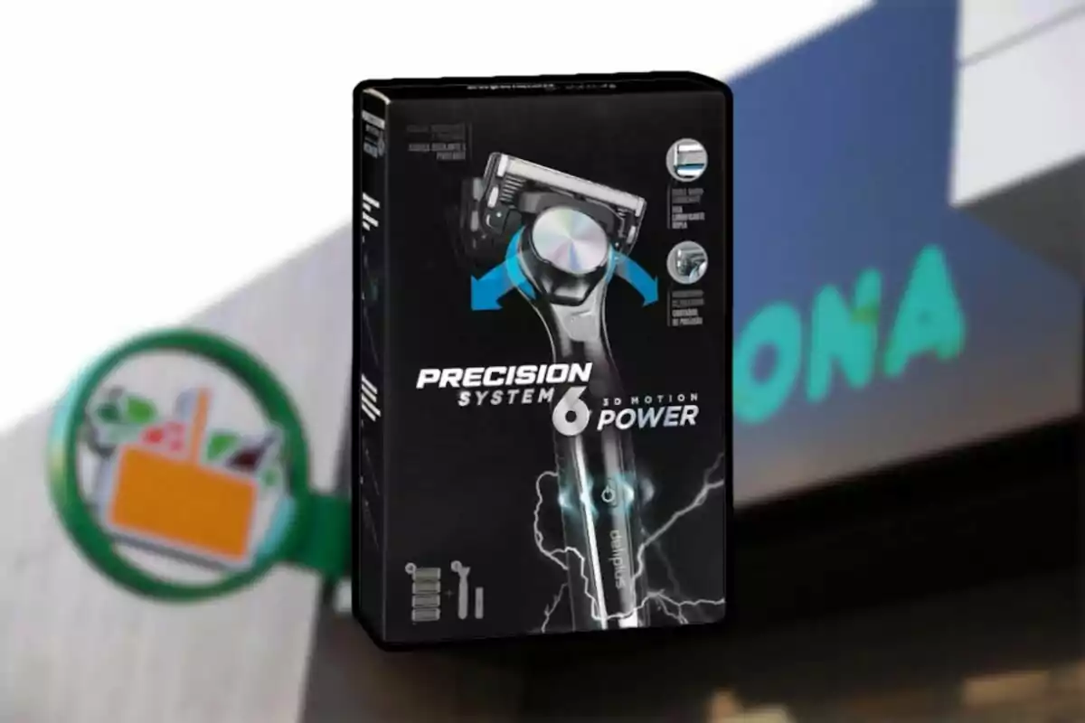 Caja de una maquinilla de afeitar Precision System 6 3D Motion Power con fondo de un cartel de supermercado. Caja de una maquinilla de afeitar Precision System 6 3D Motion Power con fondo de un cartel de supermercado.