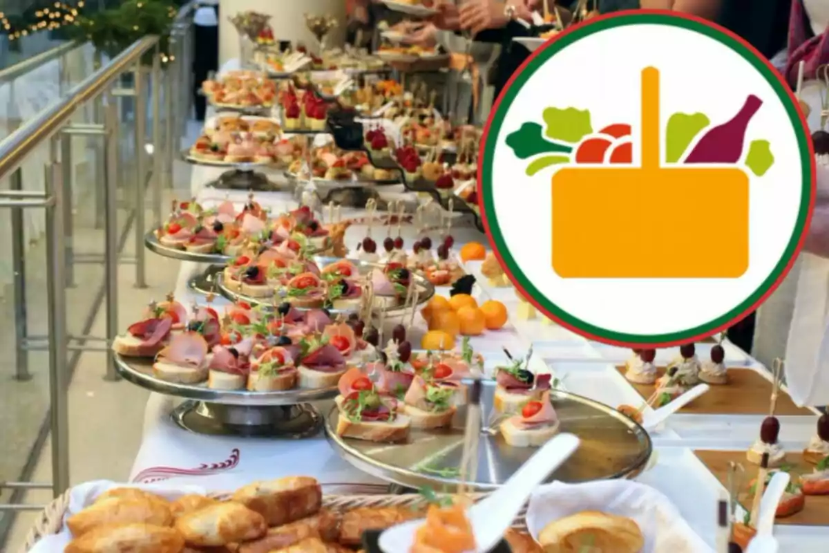 Taula de bufet amb varietat d´aperitius i logotip d´aliments en primer pla. Taula de bufet amb varietat d´aperitius i logotip d´aliments en primer pla.