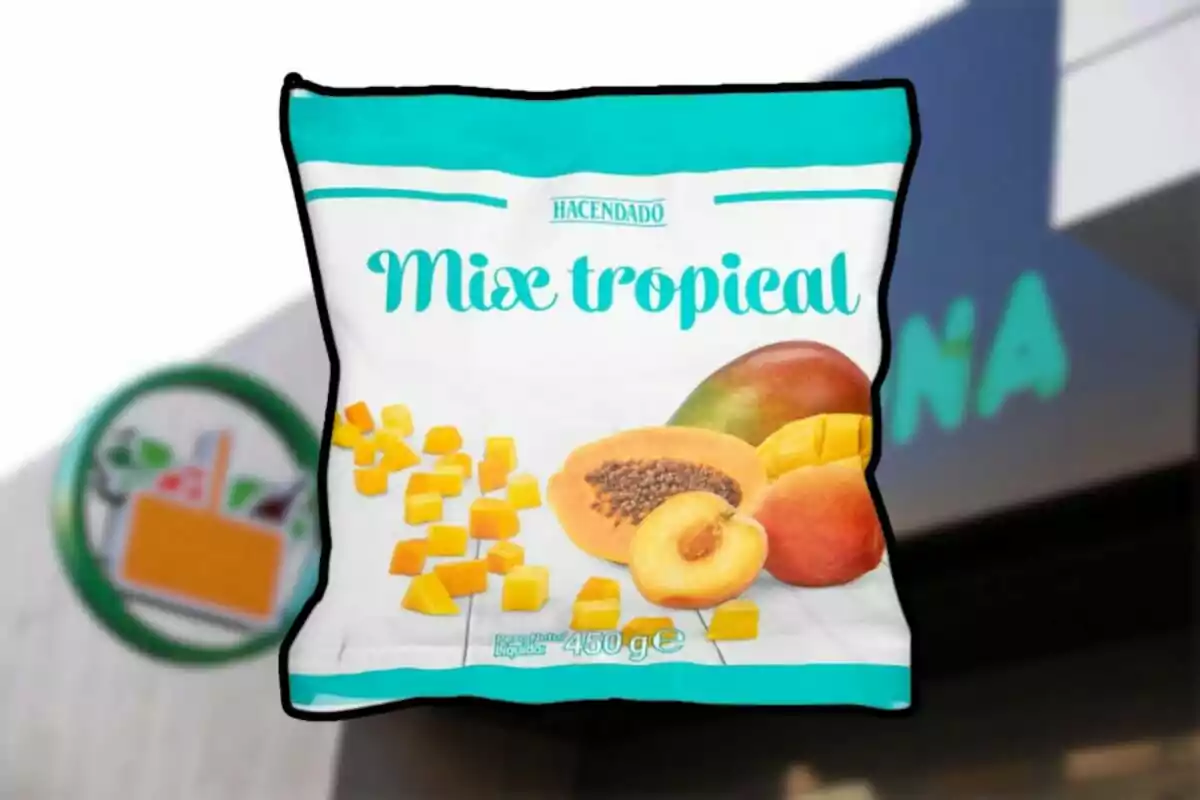 Bossa de Mix Tropical de la marca Hacendado amb imatges de fruites tropicals en l'embalatge. Bossa de Mix Tropical de la marca Hacendado amb imatges de fruites tropicals en l'embalatge.