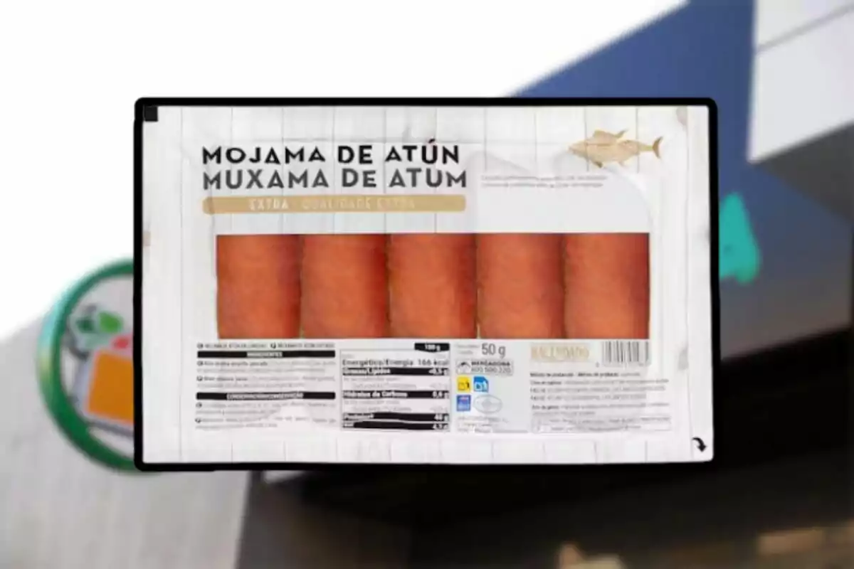 Paquet de mojama de tonyina de la marca Hacendado amb informació nutricional i logotips a l'embalatge. Paquet de mojama de tonyina de la marca Hacendado amb informació nutricional i logotips a l'embalatge.