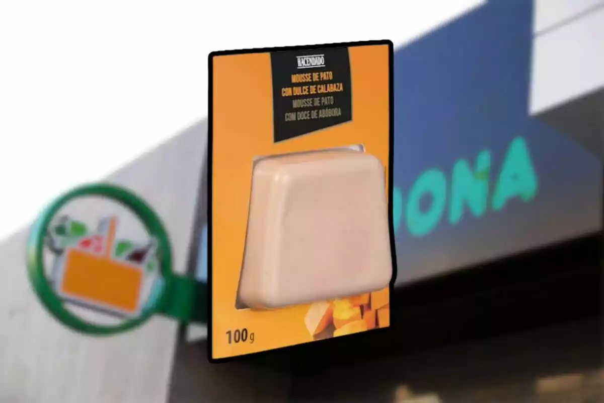 Envase de mousse de pato con dulce de calabaza de la marca Hacendado frente a un supermercado. Envase de mousse de pato con dulce de calabaza de la marca Hacendado frente a un supermercado.