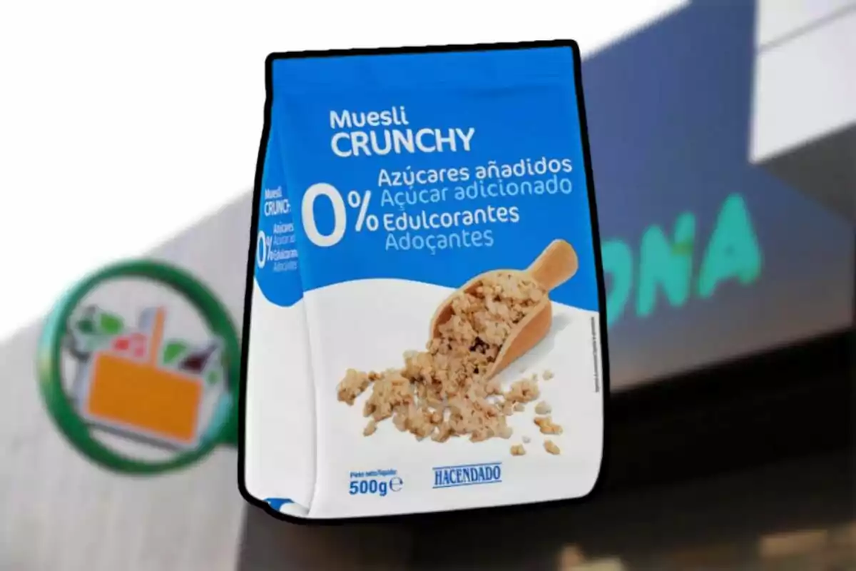 Paquet de muesli cruixent sense sucres afegits ni edulcorants de la marca Hacendado davant d'un supermercat. Paquet de muesli cruixent sense sucres afegits ni edulcorants de la marca Hacendado davant d'un supermercat.