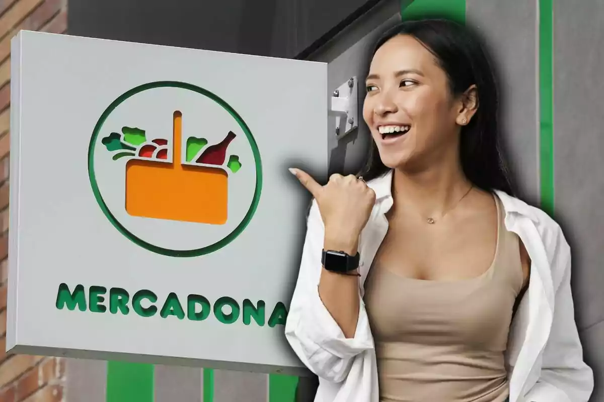 Dona somrient assenyalant el rètol d’una botiga Mercadona