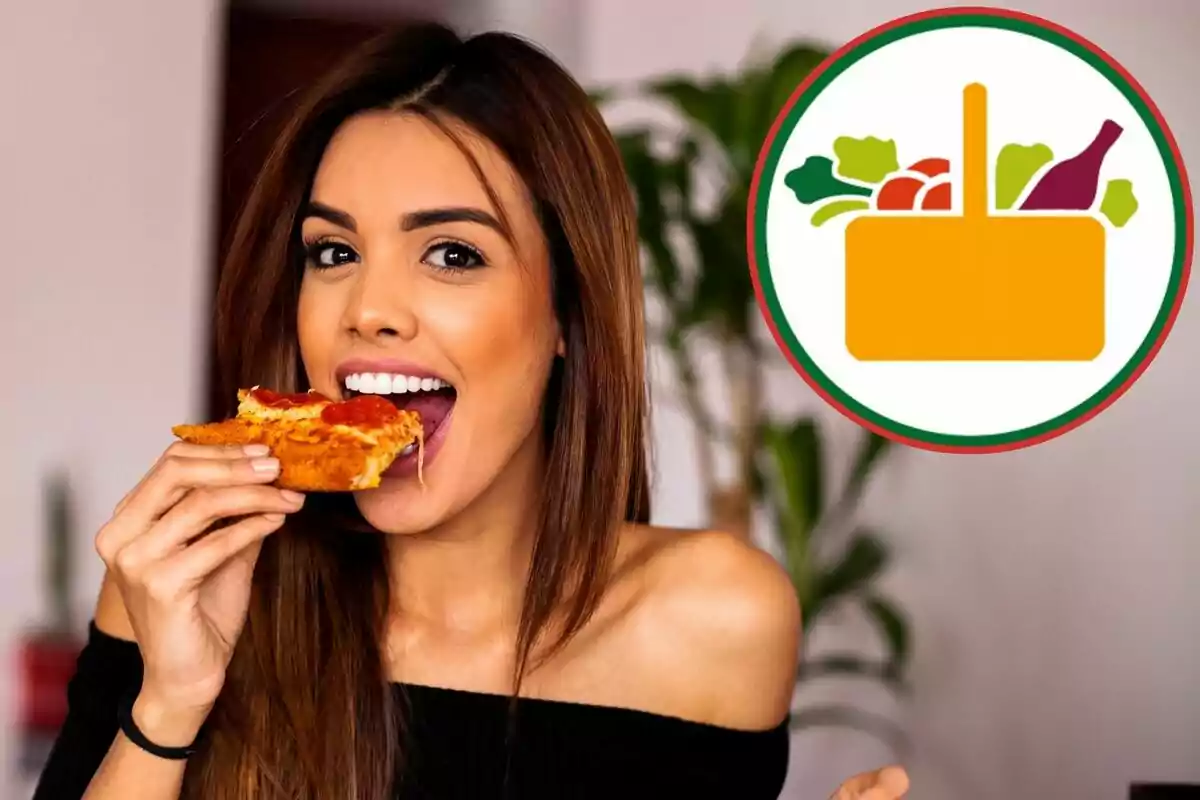 Dona jove somrient menjant una llesca de pizza amb una icona de cistella d’aliments al fons Dona jove somrient menjant una llesca de pizza amb una icona de cistella d’aliments al fons