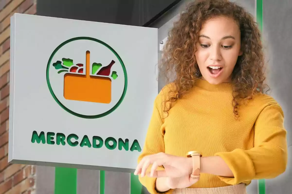 Una dona amb suèter groc mira sorpresa el rellotge davant d'un cartell de Mercadona.