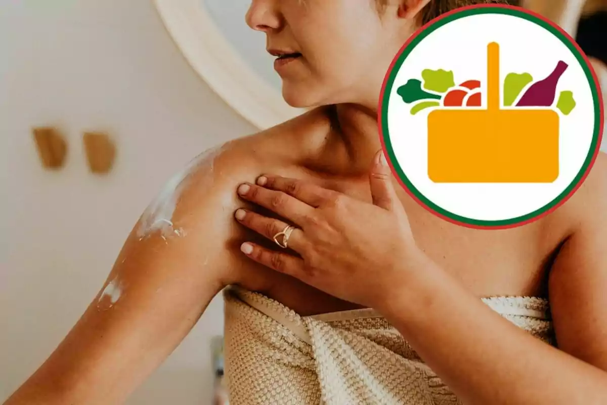 Dona aplicant-se crema a l’espatlla mentre porta una tovallola i un anell, amb un gràfic de cistella d’aliments superposat. Dona aplicant-se crema a l’espatlla mentre porta una tovallola i un anell, amb un gràfic de cistella d’aliments superposat.