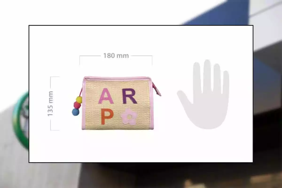 Beige case with colorful letters and a flower, measuring 180 mm wide and 135 mm high, with a hand next to it for size reference. Beige case with colorful letters and a flower, measuring 180 mm wide and 135 mm high, with a hand next to it for size reference.