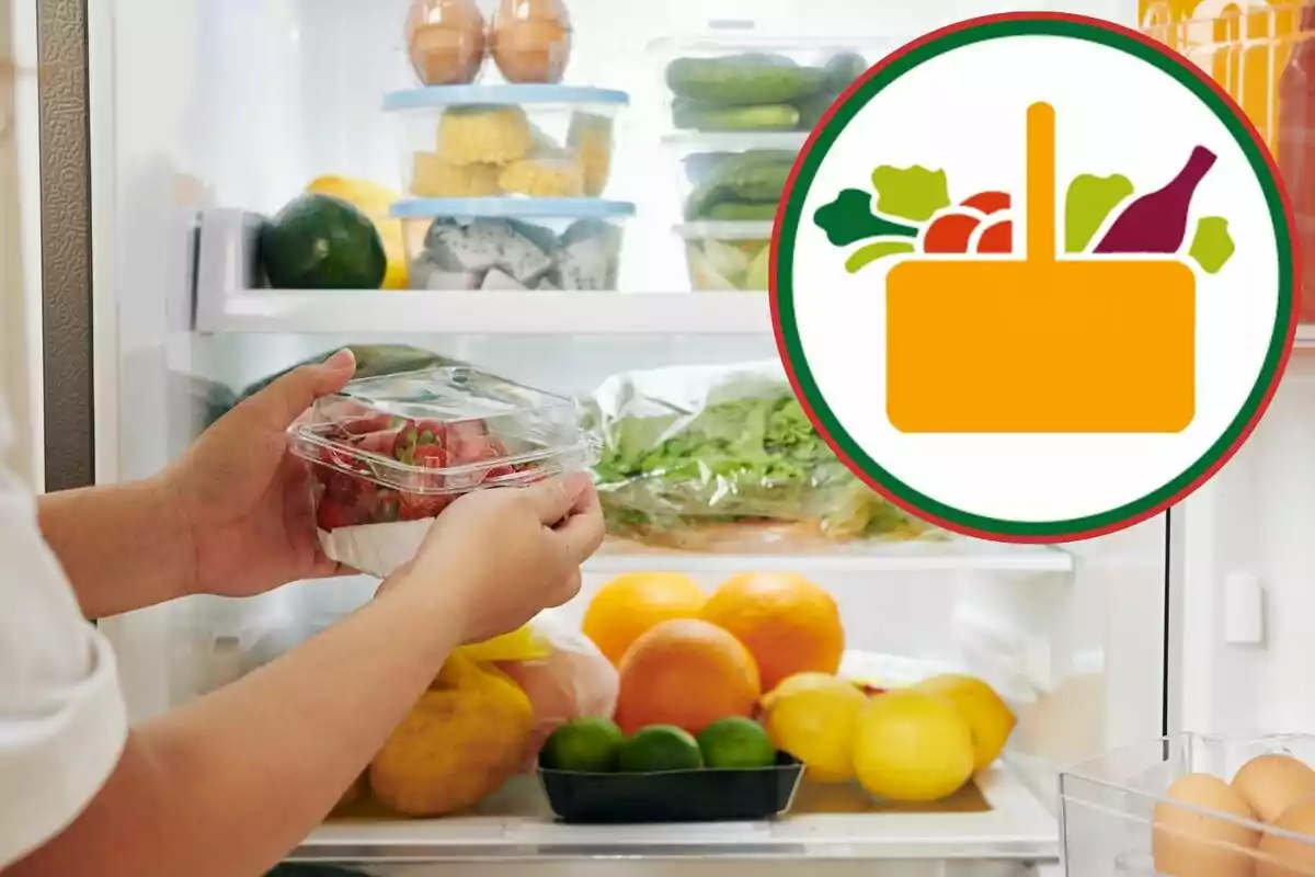 Una persona colocando un recipiente con fresas en un refrigerador lleno de frutas y verduras, con un ícono de una canasta de alimentos en la esquina superior derecha.