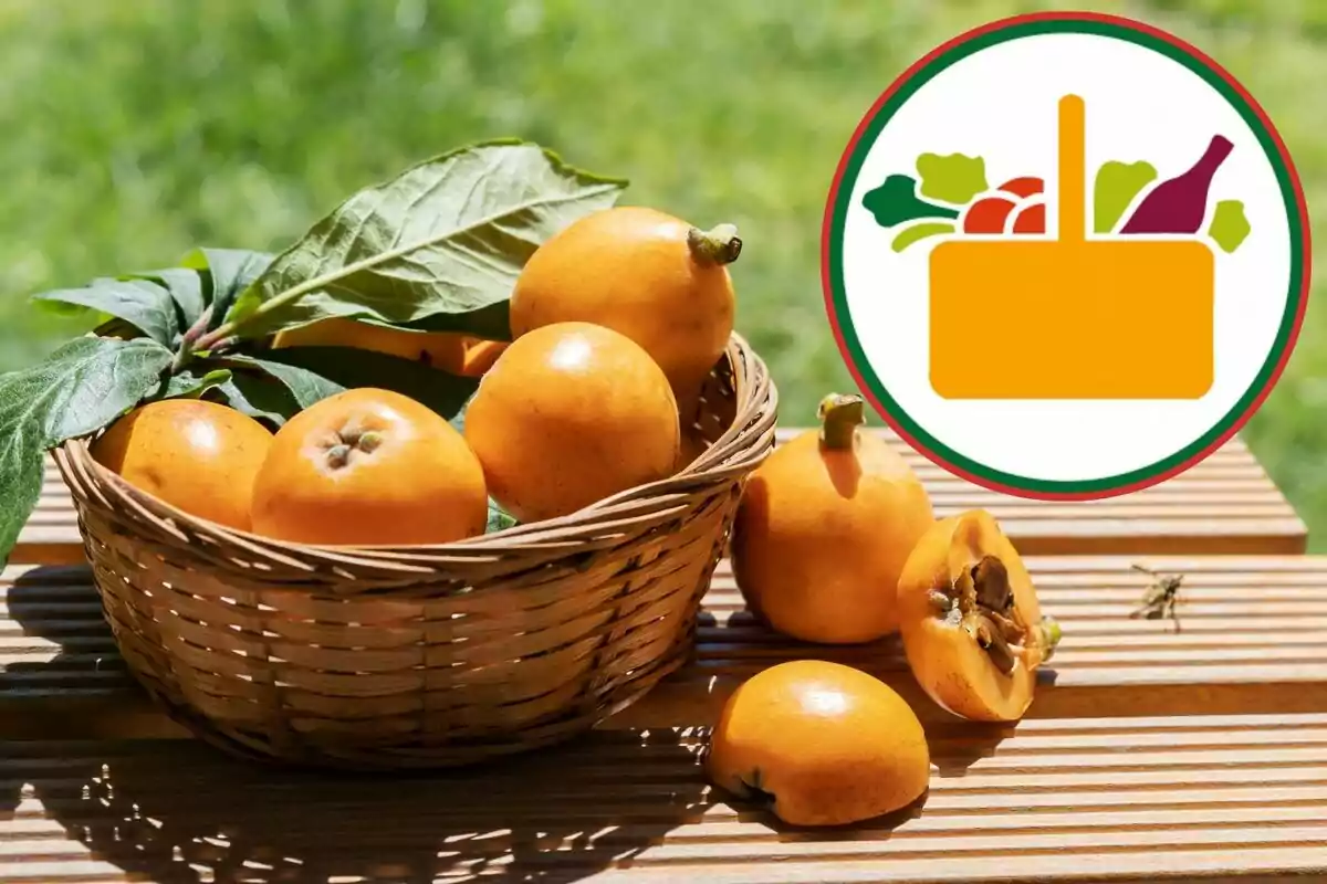 Cistella de nespres sobre una taula de fusta amb un logotip d'aliments al fons. Cistella de nespres sobre una taula de fusta amb un logotip d'aliments al fons.