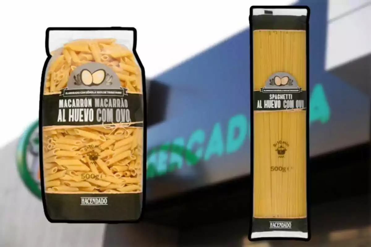 Dos paquets de pasta Hacendado, un de macarrons i un altre d’espaguetis a l’ou, davant d’un cartell borros de supermercat. Dos paquets de pasta Hacendado, un de macarrons i un altre d’espaguetis a l’ou, davant d’un cartell borros de supermercat.