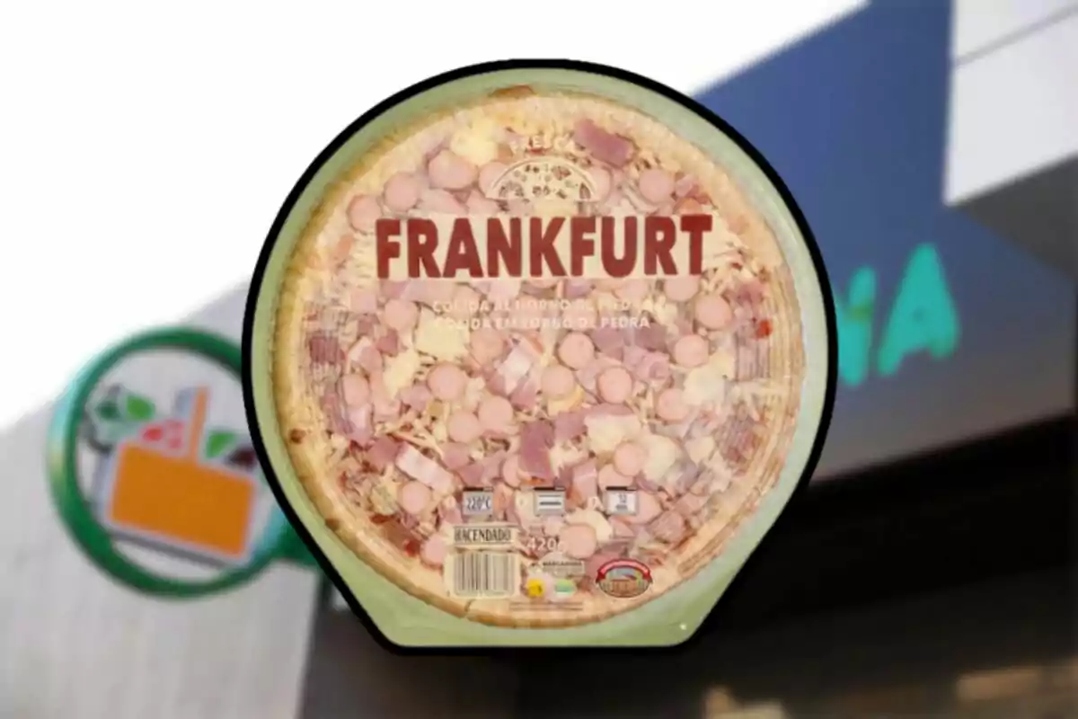 Pizza Frankfurt de la marca Hacendado en el seu envàs davant d’una botiga Mercadona desenfocada Pizza Frankfurt de la marca Hacendado en el seu envàs davant d’una botiga Mercadona desenfocada