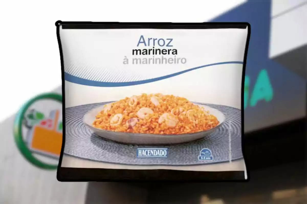Paquet d’arròs marinera Hacendado sobre un fons desenfocat de supermercat Paquet d’arròs marinera Hacendado sobre un fons desenfocat de supermercat