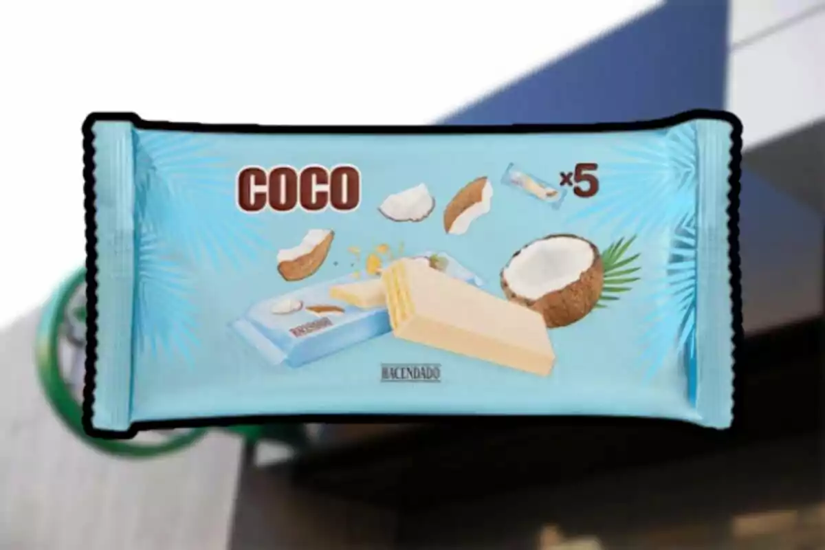 Paquet blau de neules sabor coco de la marca Hacendado amb il·lustracions de coco i cinc unitats Paquet blau de neules sabor coco de la marca Hacendado amb il·lustracions de coco i cinc unitats